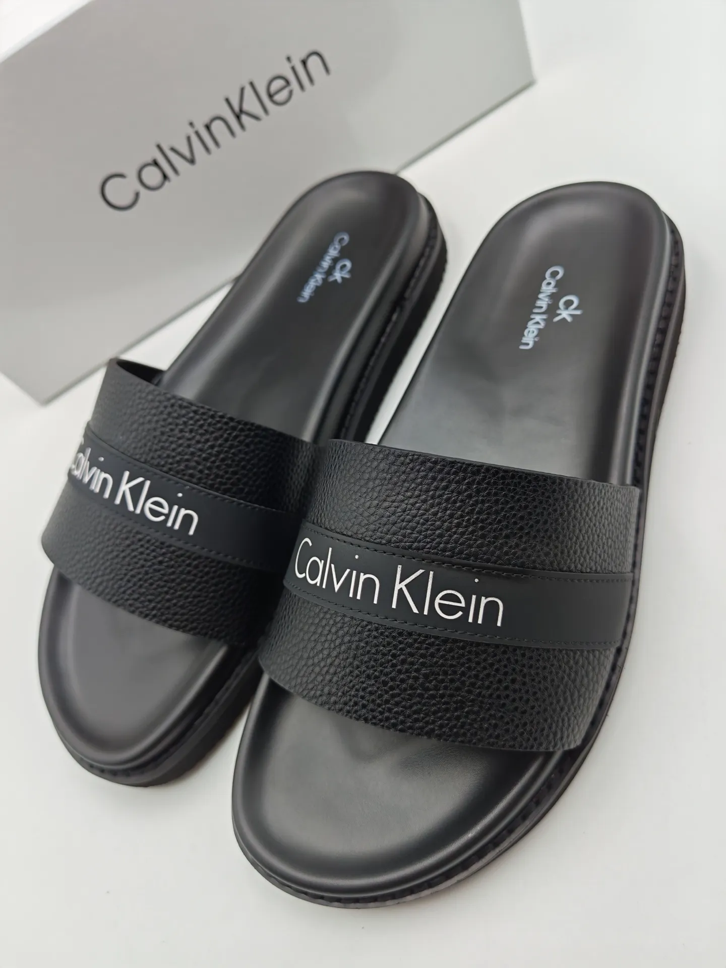 Men's shoes 💰300 Calvin Klein CK men's slippers, the upper of this slipper is made of imported cowhide, and the sole is also imported new EVA material. The foamed ultra-light outsole is more non-slip, three-dimensional and skin-friendly. Available from stock, long-term availability, Size: 38-46 yards.
